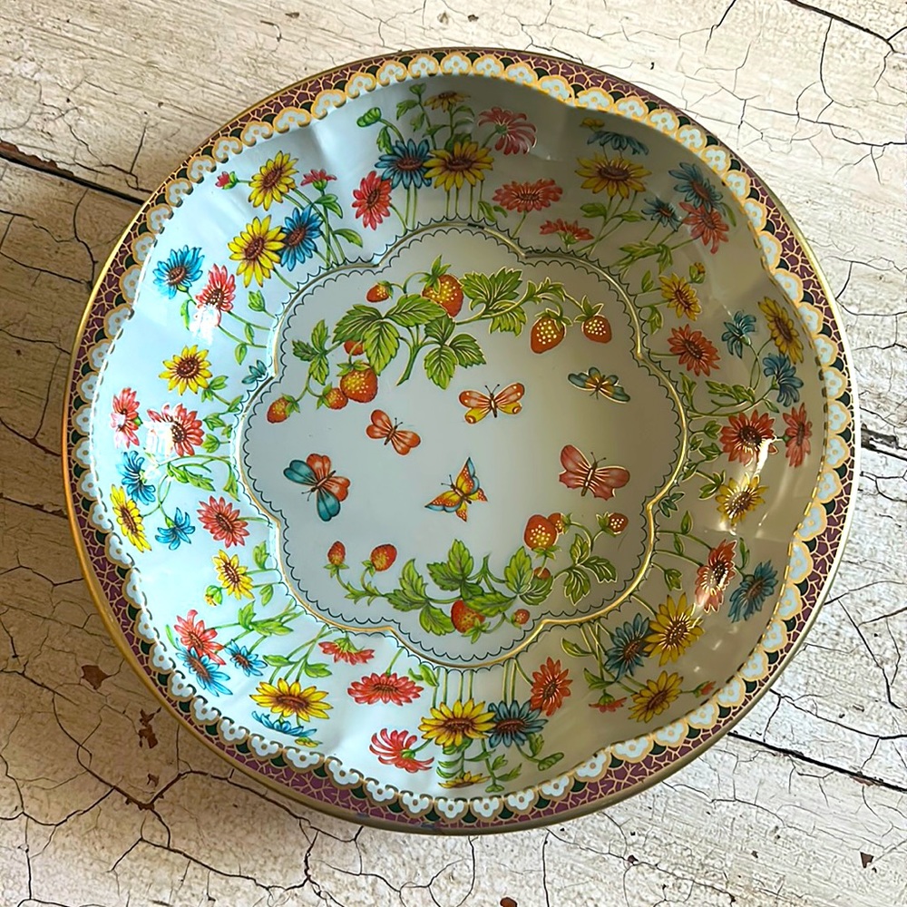 Vintage 1971 Daher Decorated Ware Tin Bowl
England Colorful Flowers❤️Butterflies